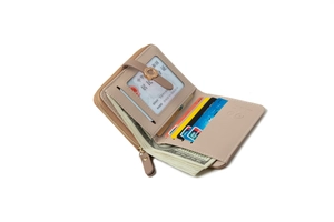 Détail du portefeuille en cuir PU avec fentes pour cartes, fenêtre ID et fermeture éclair