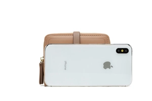 Geldbörse aus braunem PU-Leder neben einem iPhone zum Vergleich der Produktgröße