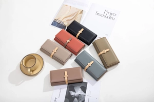 Six portefeuilles longs en cuir PU coloré avec boucle dorée Pd et design pliable élégant