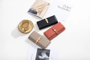 Trois portefeuilles longs en cuir PU avec texture grainée et breloque en métal doré