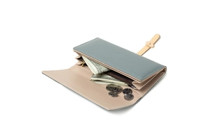 Détail d'un portefeuille long pliable bleu avec plusieurs fentes pour cartes et fermeture