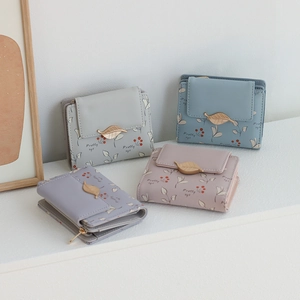 Portefeuilles en cuir PU aux tons pastel avec motifs végétaux et fermoirs feuille en métal