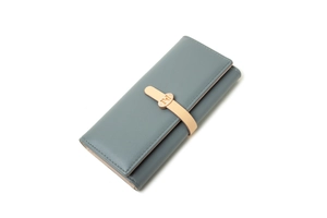 Vue détaillée du portefeuille long en cuir PU bleu gris avec lanière kaki et boucle dorée
