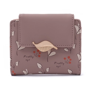 Détail du petit portefeuille en cuir PU rose avec fermoir feuille en métal doré
