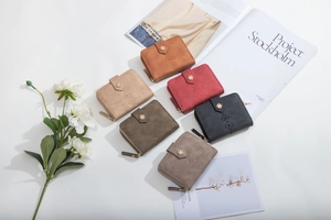 Mattierte Damen Geldbörsen mit Kleeblatt-Schnalle und gesteppten Details in sechs Farben