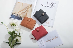 Drei Retro-Geldbörsen aus mattem Leder mit Kleeblattschließe und Steppmuster-Details
