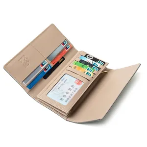 Portefeuille long en cuir beige minimaliste avec plusieurs fentes et compartiment zippé