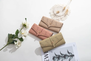 Drei lange Damen-Geldbörsen in Khaki, Rosa und Olivgrün mit Blatt-Metallverschluss