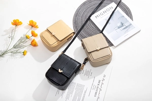 Vue détaillée des sacs de téléphone verticaux pour femmes avec broderies et boucles papillon
