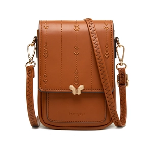 Détail du sac en cuir PU caramel avec broderie de blé et fermoir papillon métallique