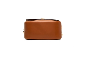 Vue détaillée des coutures renforcées et du fond en cuir PU lisse d'un sac bandoulière brun