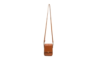Vue détaillée du sac bandoulière en cuir PU marron avec coutures verticales et fermoir papillon argenté