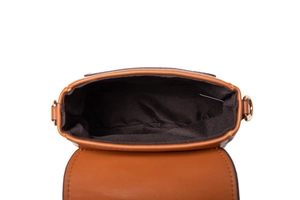 Vue de dessus du sac bandoulière en cuir marron avec compartiment et boucles dorées