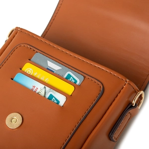 Détail du sac de téléphone en cuir PU marron avec trois fentes pour cartes et fermoir