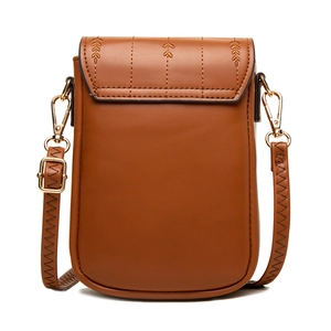 Détail de broderie feuille sur petit sac bandoulière en cuir PU marron avec boucle dorée