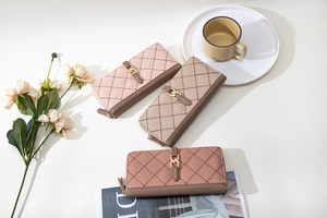 Drei elegante gesteppte Damen Geldbörsen mit goldenen Kettenelementen und Lederdetails