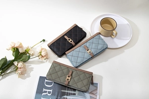 Drei elegante gesteppte Brieftaschen in Schwarz, Hellblau und Oliv mit Goldketten