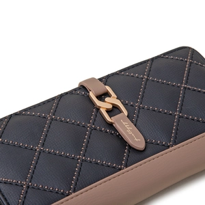 Lange gesteppte Damen-Geldbörse mit eleganten Nähten und stilvollem Lederriemen-Akzent