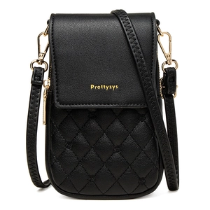 Dettaglio della borsa porta cellulare nera trapuntata con finiture in metallo oro