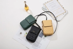 Dettaglio di borse per cellulari trapuntate in verde, nero e giallo con cuori