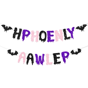 Striscione di Halloween con pipistrelli glitterati e lettere viola e rosa su sfondo bianco