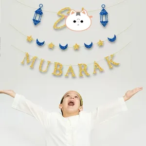 Détail de la bannière Eid Mubarak en paillettes dorées avec guirlande lune et étoile
