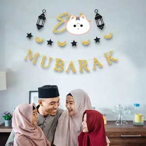 Détail d'une bannière Eid Mubarak pailletée avec des guirlandes d'étoiles et lunes