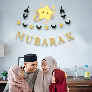 Détail de la bannière dorée Eid Mubarak avec décorations de lune et d'étoiles scintillantes