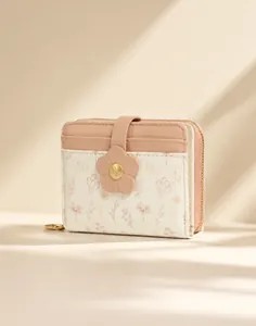 Dettaglio del portafoglio floreale in pelle PU con chiusura a fiore e zip laterale