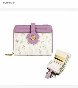 Dettaglio del portafoglio pieghevole in pelle PU viola con chiusura a fiore e tasche