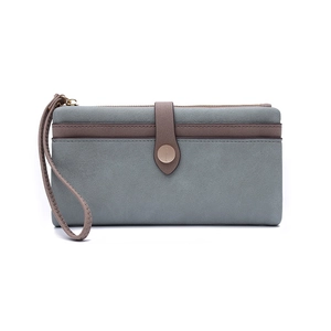 Détail du portefeuille long pliable en cuir PU avec texture mate et dragonne pratique