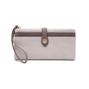 Détail du portefeuille long bicolore beige et taupe avec boucle dorée et dragonne