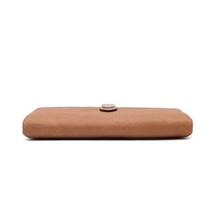 Détail d'un portefeuille long en cuir marron avec texture grainée et fermoir en métal
