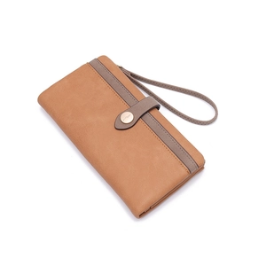 Détail du portefeuille long en cuir PU camel avec coutures brunes et dragonne