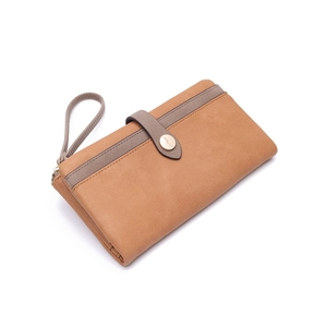 Détail d'un portefeuille long en cuir mat marron clair avec sangle grise et fermoir doré