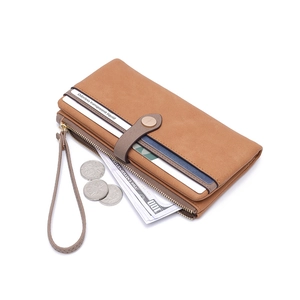 Portefeuille long en cuir marron pour femme avec emplacements cartes et dragonne