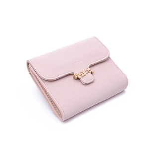 Dettaglio del portafoglio corto in pelle PU rosa con chiusura a foglia dorata e texture