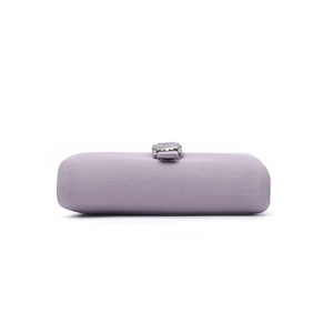 Dettaglio del portafoglio corto viola chiaro con trama a saia e fibbia a cuore in metallo argento