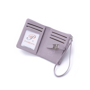 Dettagli dell'interno del portafoglio lavanda con slot per carte e scomparto con zip