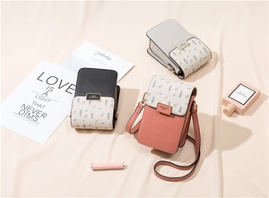 Détail de mini sacs à bandoulière en cuir PU avec imprimés de feuilles et boucles
