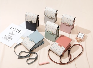 Détails des mini sacs en cuir PU avec imprimé feuillage et fermoirs dorés chic