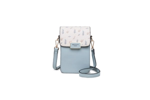 Détail d'un sac pour téléphone en PU bleu clair et fleuri avec boucle dorée