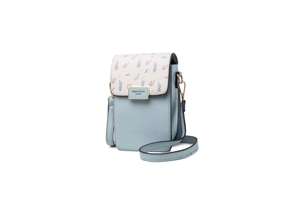 Détail du mini sac à bandoulière avec rabat à motif de feuilles et plaque dorée