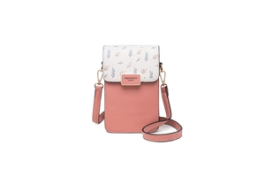 Détail de l'imprimé floral sur sacoche de téléphone en cuir avec plaque dorée et bandoulière