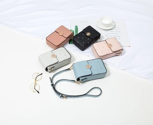 Dettaglio borse floreali per cellulare in cinque colori con fibbie in metallo oro