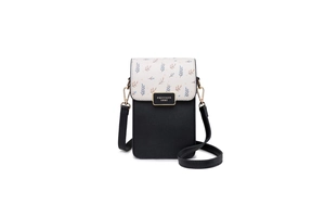 Détail du sac de téléphone en cuir PU avec rabat floral et plaque logo dorée