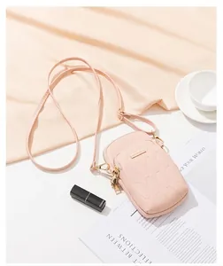 Rosa gesteppte PU-Leder Handytasche mit goldenen Beschlägen in einem stilvollen Ambiente