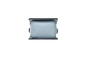 Vue détaillée de la base du sac de téléphone bleu clair avec boucle en métal bronze