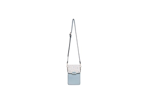 Détail du rabat floral et de la plaque métallique sur le sac de téléphone bleu en PU