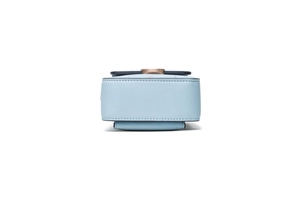 Dettaglio borsa per cellulare in pelle azzurra con trama litchi e chiusura in bronzo